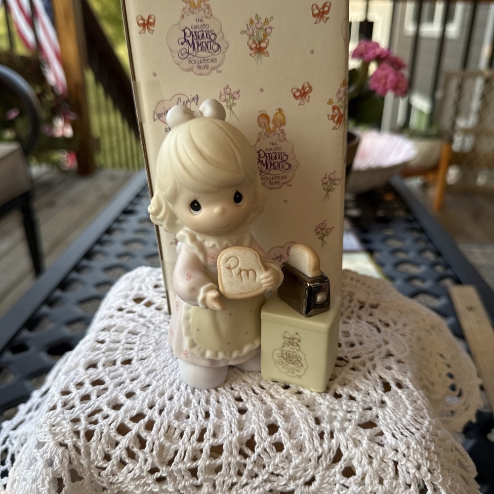 Precious Moments: C0017 A Special Toast to Precious Moments (5") Collectors Club